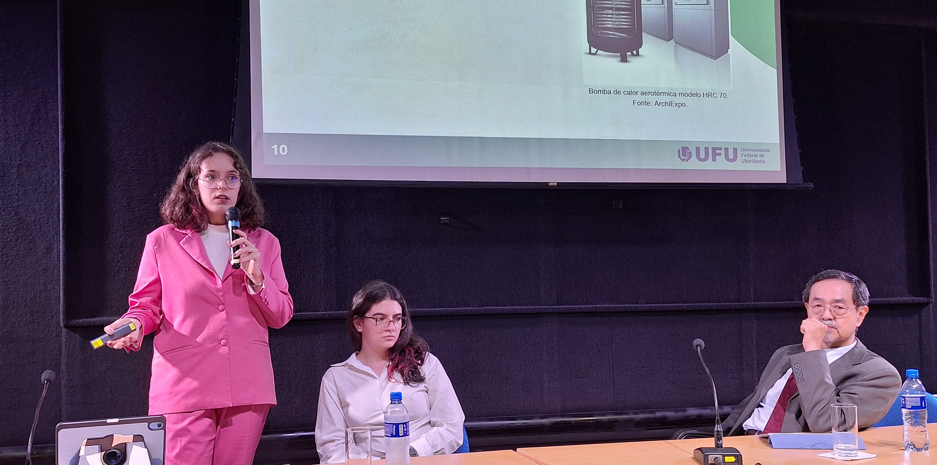 Rebeca apresenta o trabalho do grupo